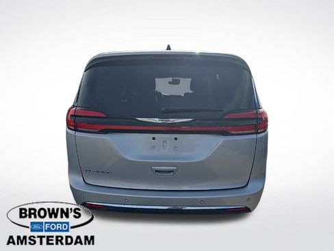 Used 2024 Chrysler Pacifica Touring-L FWD image 8