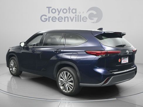 Used 2022 Toyota Highlander Platinum FWD image 7
