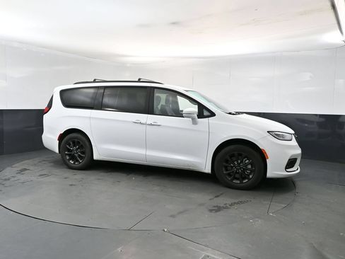 Used 2022 Chrysler Pacifica Touring-L w/ S Appearance Package AWD/4WD image 7