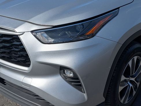 Used 2022 Toyota Highlander XLE AWD/4WD image 12
