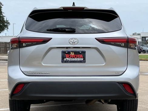Used 2024 Toyota Highlander LE FWD image 5