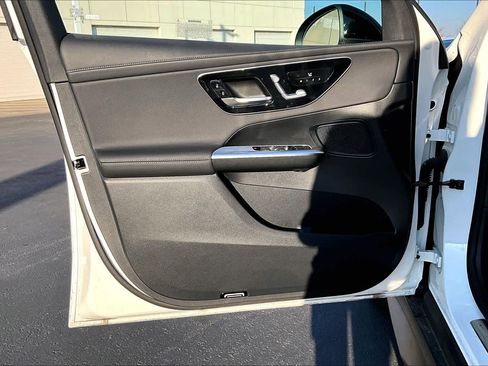 Used 2025 Mercedes-Benz GLC 300 4MATIC image 25