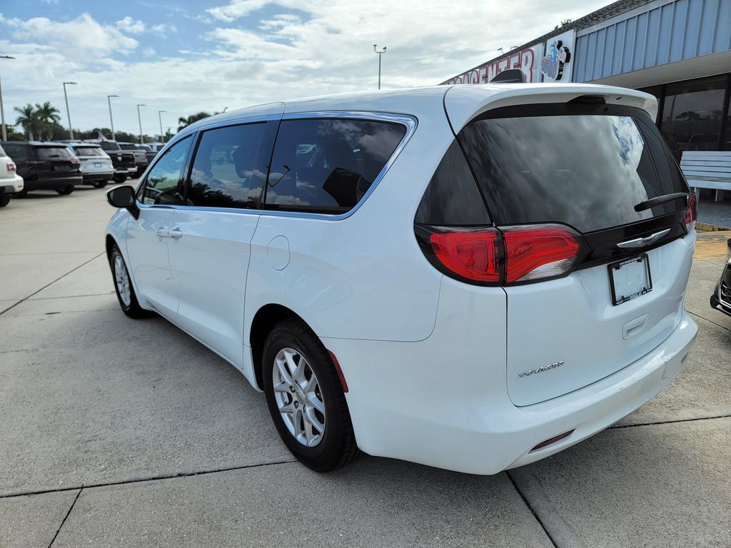 Used 2022 Chrysler Voyager LX FWD image 3