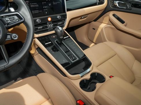 Certified 2026 Porsche Macan AWD/4WD image 25