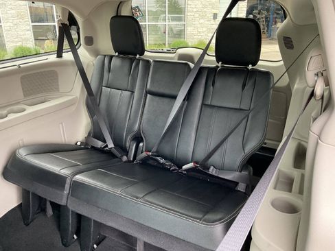 Used 2015 Chrysler Town & Country Touring w/ Driver Convenience Group FWD image 33
