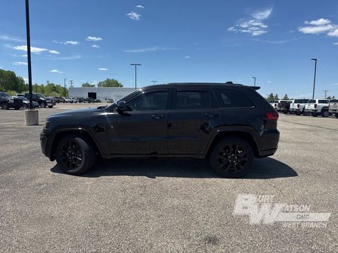 Used 2021 Jeep Grand Cherokee Laredo X AWD/4WD image 3