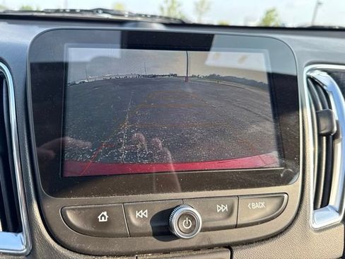 Used 2018 Chevrolet Malibu LT w/ Driver Confidence Package FWD image 10