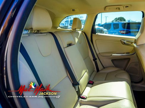 Used 2016 Volvo XC60 T5 Premier w/ Proximity Package image 10