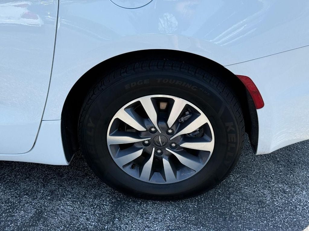 Used 2023 Chrysler Pacifica Touring-L FWD image 6
