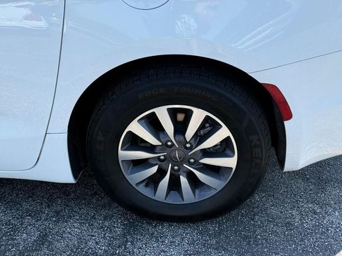 Used 2023 Chrysler Pacifica Touring-L FWD image 6