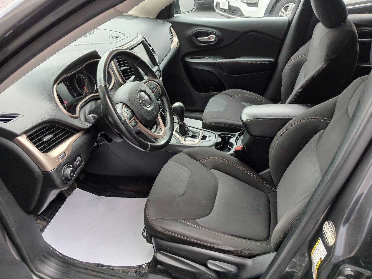 Used 2016 Jeep Cherokee Latitude w/ Cold Weather Group AWD/4WD image 9