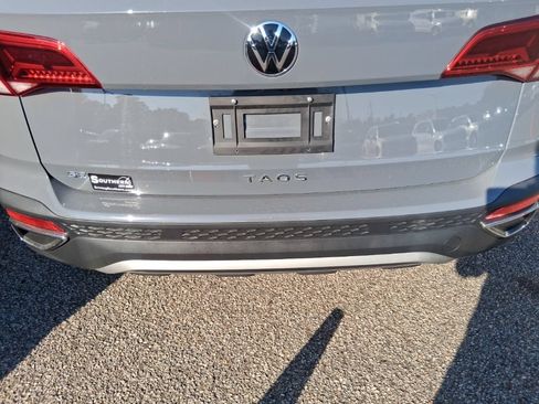 Used 2023 Volkswagen Taos SE w/ Panoramic Sunroof Package FWD image 12