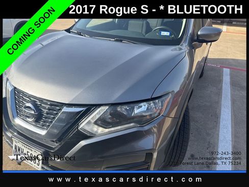 Used 2017 Nissan Rogue S image 2