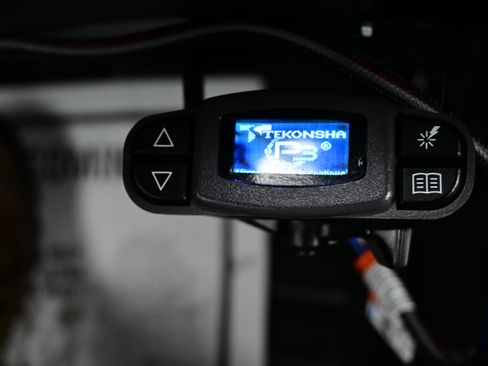 Used 2018 Nissan Titan SV image 25