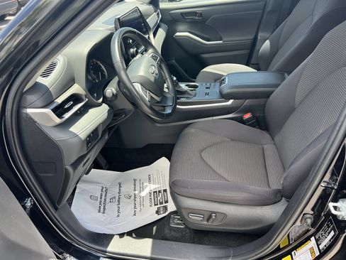 Used 2025 Toyota Highlander LE FWD image 16