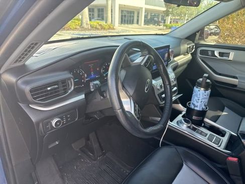 Used 2022 Ford Explorer XLT w/ Equipment Group 202A image 5