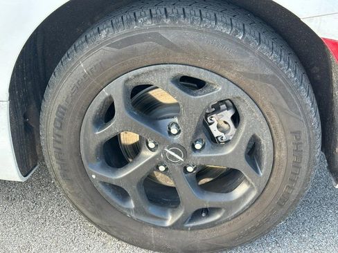 Used 2024 Chrysler Pacifica Limited image 12