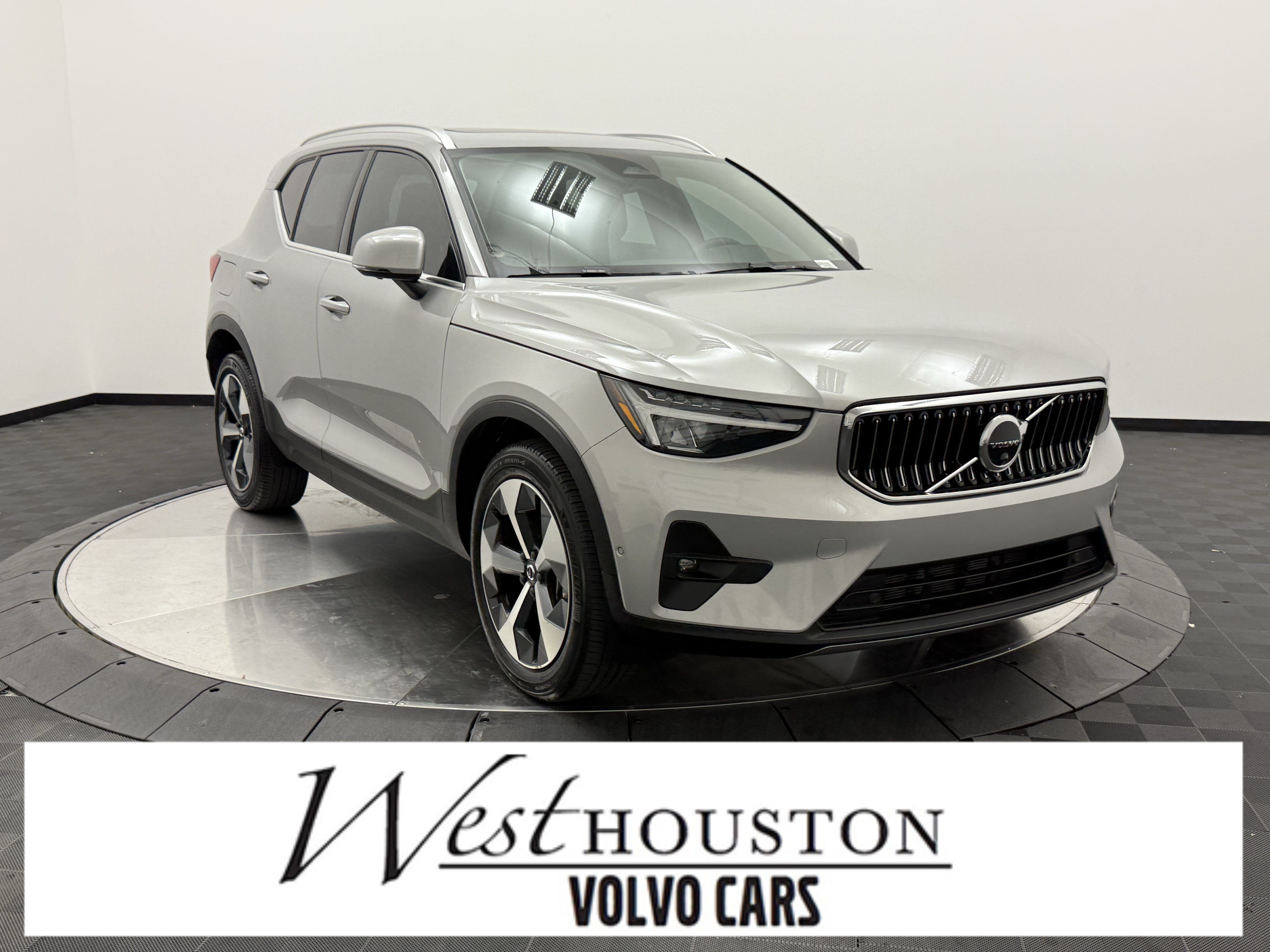 Certified 2023 Volvo XC40 B5 Plus w/ Driver Assist Package AWD/4WD image 1