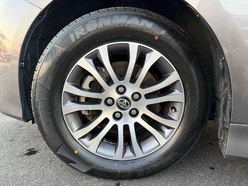 Used 2019 Toyota Sienna XLE image 33