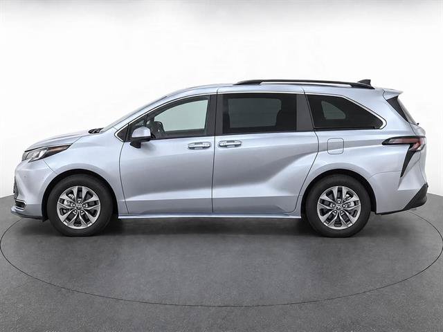 Used 2023 Toyota Sienna LE AWD/4WD image 2