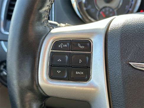 Used 2015 Chrysler Town & Country Touring-L w/ Driver Convenience Group image 23