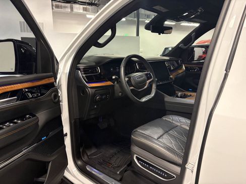 Used 2023 Jeep Grand Wagoneer Series III AWD/4WD image 11