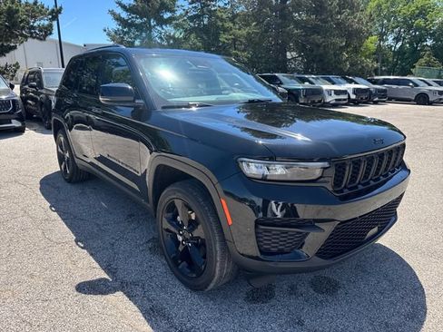 Used 2023 Jeep Grand Cherokee Altitude AWD/4WD image 7