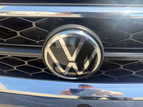 Used 2024 Volkswagen Taos SE w/ Panoramic Sunroof Package FWD image 25