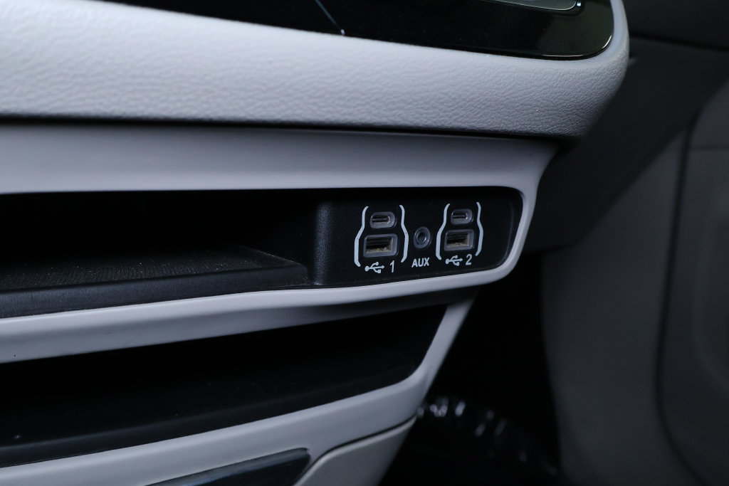 Used 2023 Chrysler Voyager LX FWD image 33
