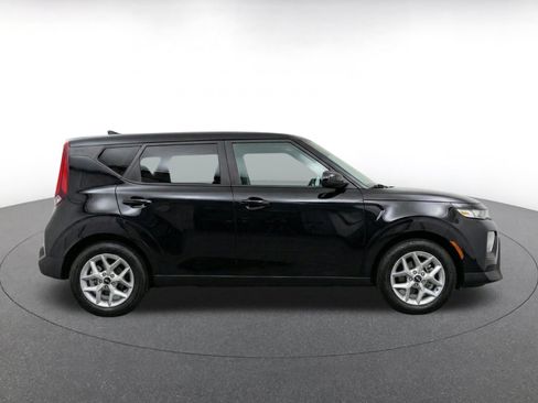 Used 2025 Kia Soul LX w/ LX Technology Package FWD image 10