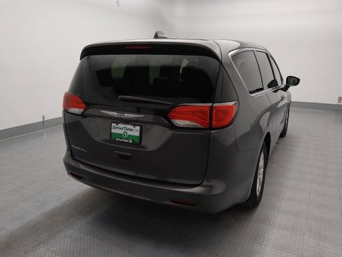 Used 2017 Chrysler Pacifica Touring image 7