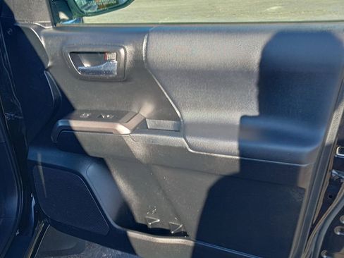 Used 2017 Toyota Tacoma TRD Sport image 21