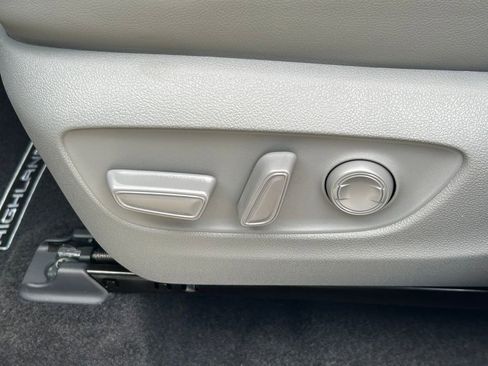Used 2026 Toyota Highlander Limited image 29