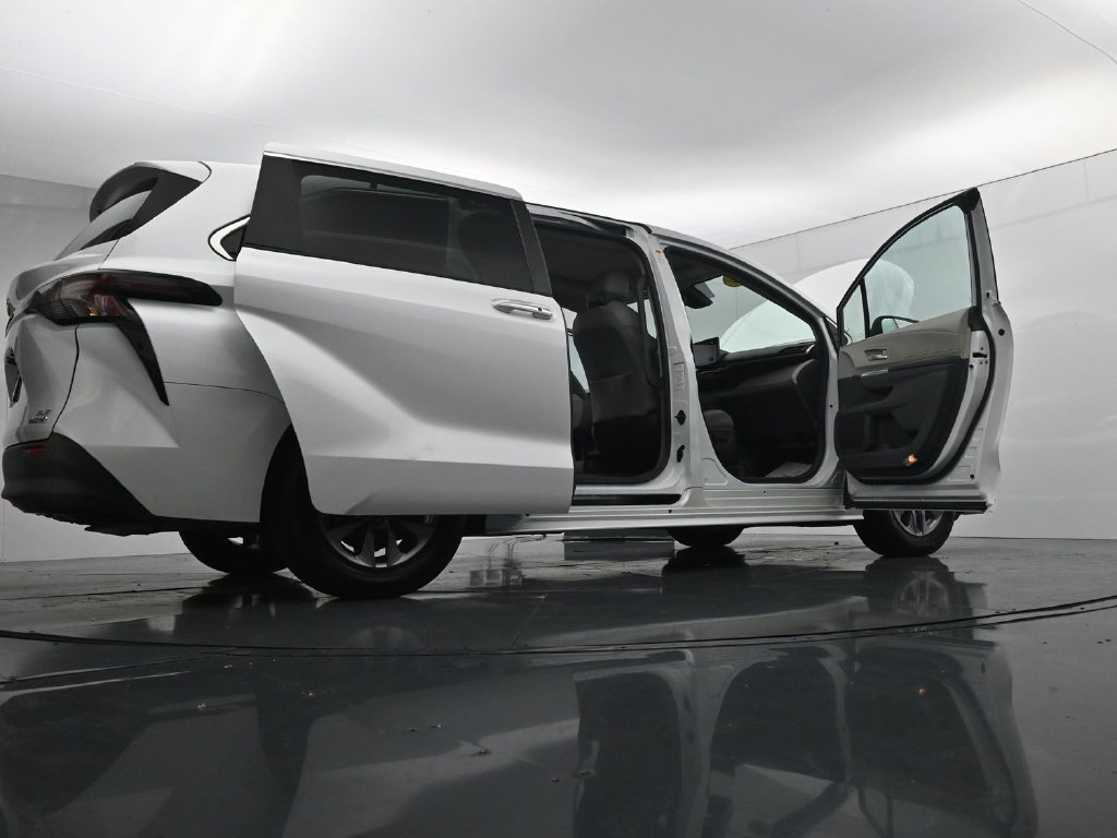 Used 2024 Toyota Sienna XLE FWD image 43