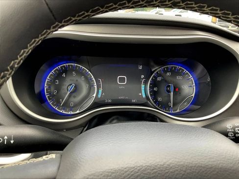 Used 2023 Chrysler Pacifica Touring-L FWD image 15