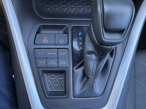 Used 2025 Toyota RAV4 XLE AWD/4WD image 18