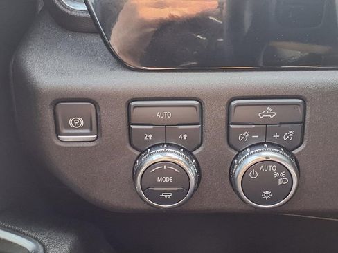 Used 2025 GMC Sierra 1500 SLE image 17