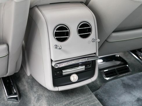 Used 2024 Rolls-Royce Phantom Extended Wheelbase w/ Leather Finishing Pack image 28