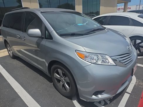 Used 2017 Toyota Sienna LE FWD image 8