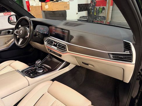 Used 2022 BMW X7 xDrive40i w/ M Sport Package AWD/4WD image 16
