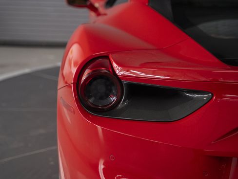 Used 2018 Ferrari 488 GTB RWD image 14