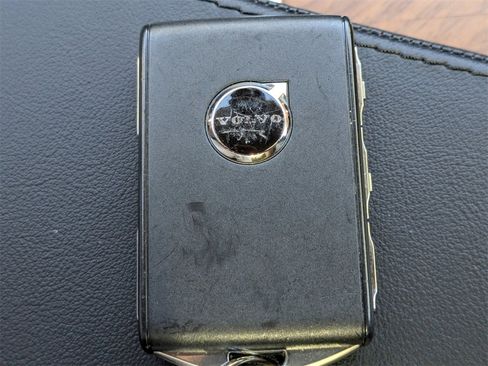 Certified 2025 Volvo XC90 B6 Plus image 32