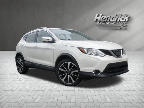 Used 2018 Nissan Rogue Sport SL FWD image 2