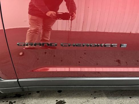 Used 2024 Jeep Grand Cherokee Limited w/ Black Appearance Package image 32