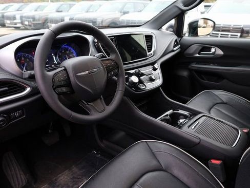 Used 2025 Chrysler Pacifica Limited image 12