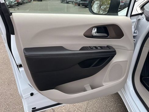 Used 2022 Chrysler Voyager LX FWD image 19