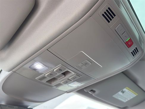 Used 2023 Volkswagen Taos SE w/ Panoramic Sunroof Package image 28