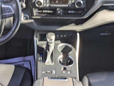 Used 2021 Toyota Highlander XLE image 19