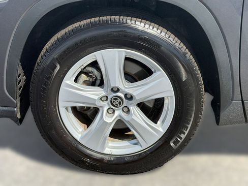 Used 2025 Toyota Highlander LE image 11