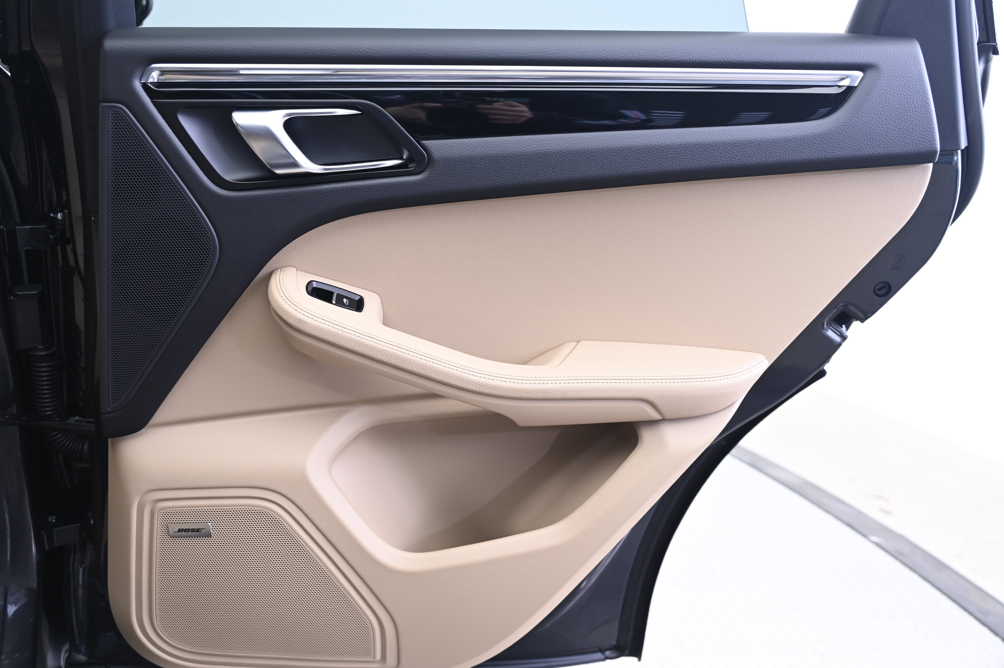 Certified 2026 Porsche Macan AWD/4WD image 16